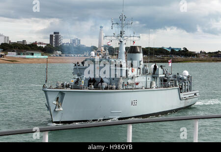 HMS Brocklesby barca navale nel solent Foto Stock