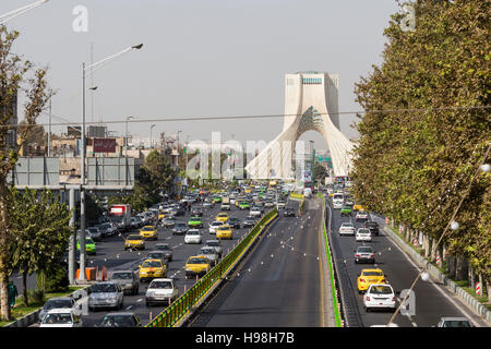 TEHERAN, IRAN - Ottobre 03, 2016: Azadi Tower si trova a Piazza Azadi nella città di Teheran, Iran. Foto Stock