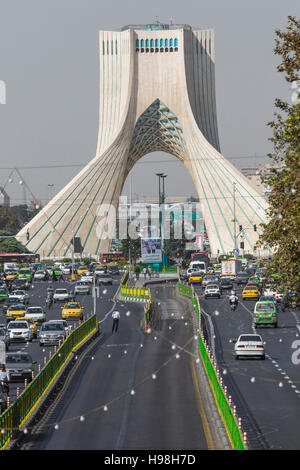 TEHERAN, IRAN - Ottobre 03, 2016: Azadi Tower si trova a Piazza Azadi nella città di Teheran, Iran. Foto Stock