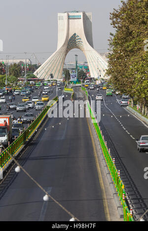 TEHERAN, IRAN - Ottobre 03, 2016: Azadi Tower si trova a Piazza Azadi nella città di Teheran, Iran. Foto Stock