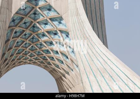TEHERAN, IRAN - Ottobre 03, 2016: Azadi Tower si trova a Piazza Azadi nella città di Teheran, Iran. Foto Stock