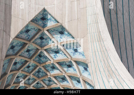 TEHERAN, IRAN - Ottobre 03, 2016: Azadi Tower si trova a Piazza Azadi nella città di Teheran, Iran. Foto Stock