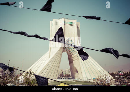 TEHERAN, IRAN - Ottobre 03, 2016: Azadi Tower con flasgs dell Iran, Teheran, Iran Foto Stock