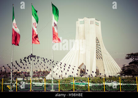 TEHERAN, IRAN - Ottobre 03, 2016: Azadi Tower con flasgs dell Iran, Teheran, Iran Foto Stock