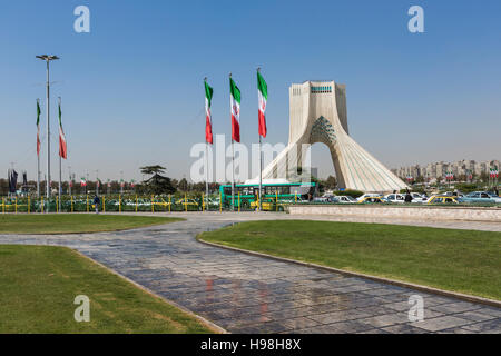 TEHERAN, IRAN - Ottobre 03, 2016: Azadi Tower con flasgs dell Iran, Teheran, Iran Foto Stock