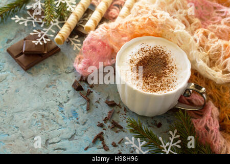 Caffè con panna montata, una tazza di cappuccino. Telaio di natale. Copia dello spazio. Foto Stock