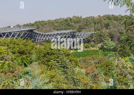 TEHERAN, IRAN - 05 ottobre 2016:acciaio Tabiat ponte collega due parchi pubblici dal spanning il Modarres autostrada nel nord di Teheran. Foto Stock