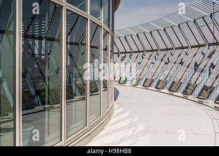 TEHERAN, IRAN - 05 ottobre 2016: piattaforma di osservazione a Milad Tower a Teheran il 05 ottobre 2016. Il Milad Tower è il più alto edificio a Teheran. Foto Stock