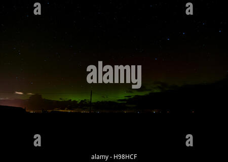 Northern lights visto oltre scozzese del mare del nord e un oronind shooting star Foto Stock