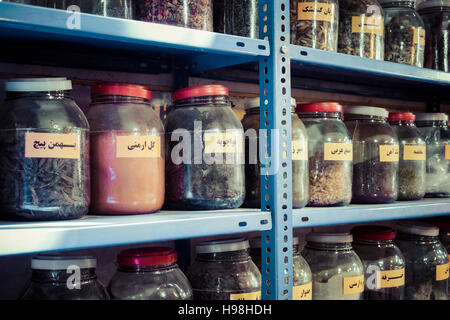 Vasi di erbe e polveri in una spezia iraniano shop. Foto Stock