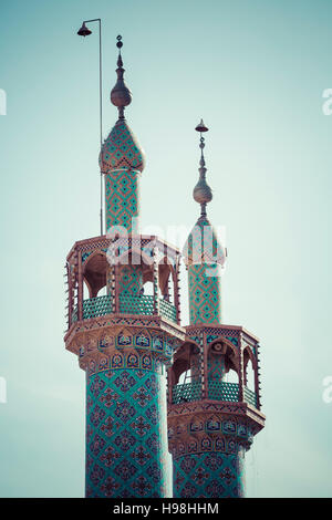 YAZD, IRAN - 07 ottobre 2016: Moschea di Yazd in Iran. La moschea è coronato da una coppia di minareti. Foto Stock