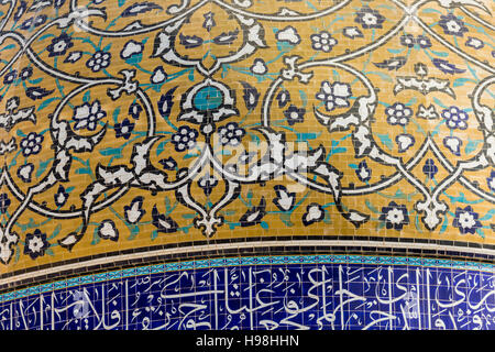 YAZD, IRAN - 07 ottobre 2016: Moschea di Yazd in Iran. La moschea è coronato da una coppia di minareti. Foto Stock