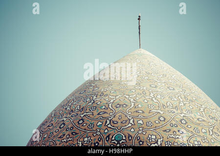 YAZD, IRAN - 07 ottobre 2016: Moschea di Yazd in Iran. La moschea è coronato da una coppia di minareti. Foto Stock