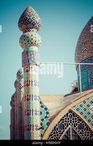 YAZD, IRAN - 07 ottobre 2016: Moschea di Yazd in Iran. La moschea è coronato da una coppia di minareti. Foto Stock