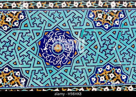 YAZD, IRAN - 07 ottobre 2016: sfondo piastrellato, ornamenti orientali da Amir Chakhmaq complesso in Yazd, Iran meridionale Foto Stock