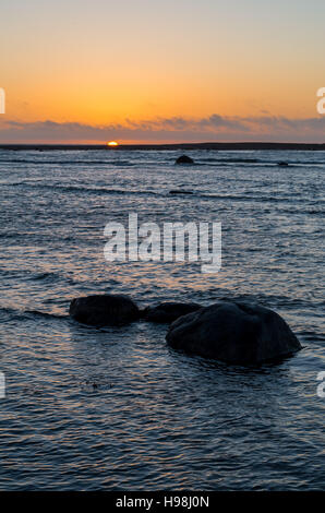 Rocky seascape. Composizione della natura al tramonto sulla spiaggia rocciosa. Foto Stock