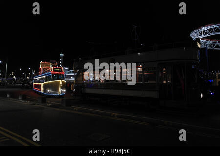 Marton Box auto 31, con fregata illuminato il Tram in avvicinamento da nord, South Shore Raggio di sterzata, Luminarie di Blackpool Foto Stock