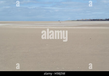 Sunny View su una vasta distesa di sabbia asciutta beach, in qualche modo il nostro da Fairhaven verso St Annes, Lytham St Annes, Lancashire, Regno Unito Foto Stock