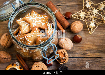 Pan di zenzero biscotti di Natale stelle nel vasetto di vetro con spezie di Natale e il decor close up Foto Stock
