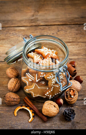 Pan di zenzero biscotti di Natale stelle nel vasetto di vetro con spezie di Natale e il decor close up Foto Stock