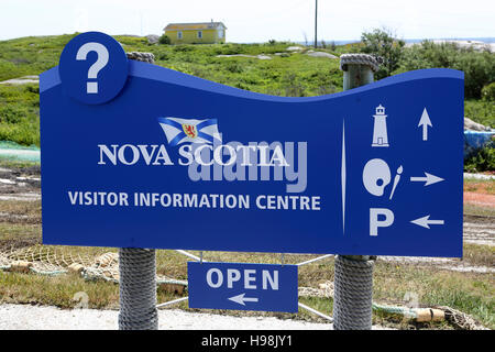 Un segno per il centro informazioni per i visitatori nel villaggio di pescatori di Peggy's Cove in Nova Scotia, Canada. Foto Stock