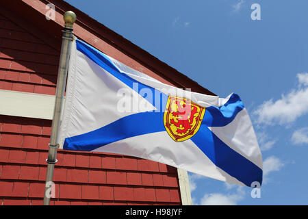 La Nova Scotian bandiera presso il Centro Informazioni Turistiche nel villaggio di pescatori di Peggy's Cove in Nova Scotia, Canada. Foto Stock