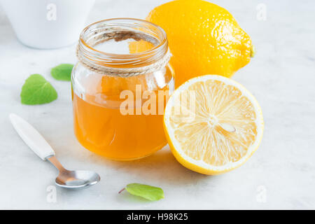 Limone e miele bianco su sfondo di pietra close up - sani prodotti organici per la medicina alternativa e di uno stile di vita sano Foto Stock