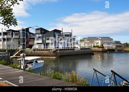 Sud Africa: case e sullo skyline di Thesen Island, un multi-premiata sviluppo della marina in Knysna estuario Foto Stock