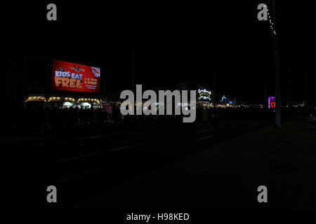 Molti onorevoli all'inizio del IX annuale Ospizio Trinità Illumathon a piedi nella parte anteriore del North Pier di Blackpool luminarie Foto Stock