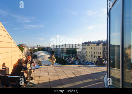 Wien, Vienna: vista dalla libreria principale sulla strada Gürtel e a Wienerberg, gente seduta, 07., Wien, Austria Foto Stock