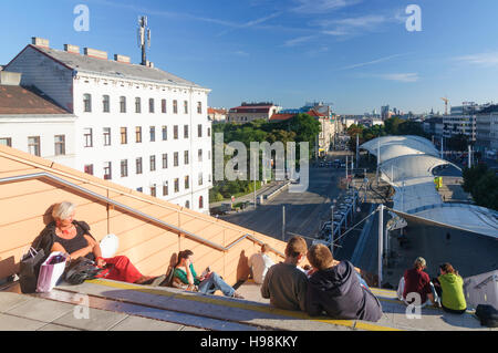 Wien, Vienna: vista dalla libreria principale sulla strada Gürtel e a Wienerberg, gente seduta, 07., Wien, Austria Foto Stock