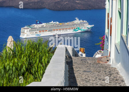 Santorini nave da crociera ormeggiata nella caldera, Fira Santorini, Mar Egeo, Isola greca, Grecia Foto Stock