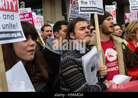 Londra, Regno Unito. Xix Nov, 2016. Migliaia di studenti universitari e di prendere parte alla manifestazione nazionale "Uniti per l'istruzione" organizzato dalla Unione Nazionale degli Studenti (NUS) e l'Università e College di unione (UCU) nel centro di Londra. I dimostranti protestano contro il governo d'istruzione superiore di legge che porterà alla quota aumenta, la mercificazione delle università, college chiusure e la precarietà del lavoro. Gli attivisti invitano il governo a portare indietro scartati sovvenzioni e privilegiare gratuito, accessibile e di più elevata qualità dell' istruzione per tutti. Credito: Wiktor Szymanowicz/Alamy Live ne Foto Stock