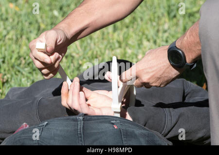 Trooper stato utilizza i bracciali in plastica per trattenere uomo arrestato durante la vita del bianco questione rally presso la capitale del Texas. Foto Stock