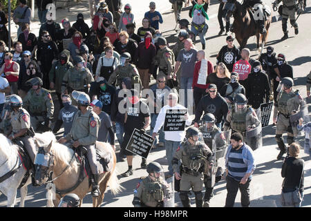 DPS ufficiali in tenuta da sommossa mantenere vive bianco questione dimostranti al di là di quelli che protestavano contro di loro nei pressi del Texas Capitol. Foto Stock