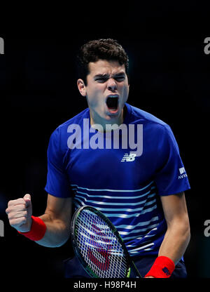 Londra, Regno Unito. Xix Nov, 2016. Milos Raonic del Canada celebra durante le singole di semifinale con Andy Murray della Gran Bretagna presso il 2016 ATP World Tour Finals presso la O2 Arena di Londra, Gran Bretagna il 9 novembre 19, 2016. Raonic perso 1-2. Credito: Han Yan/Xinhua/Alamy Live News Foto Stock