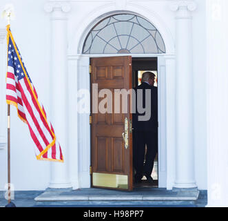 Bedminster, STATI UNITI D'AMERICA. Xix Nov, 2016. Stati Uniti presidente-eletto Donald Trump e vice presidente-eletto Mike Pence salutare Mitt Romney al clubhouse al Trump International Golf Club, Novembre 19, 2016 in Bedminster Township, New Jersey. Credito: MediaPunch Inc/Alamy Live News Foto Stock