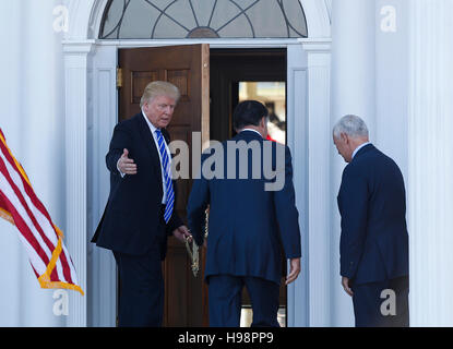 Bedminster, STATI UNITI D'AMERICA. Xix Nov, 2016. Stati Uniti presidente-eletto Donald Trump e vice presidente-eletto Mike Pence salutare Mitt Romney al clubhouse al Trump International Golf Club, Novembre 19, 2016 in Bedminster Township, New Jersey. Credito: MediaPunch Inc/Alamy Live News Foto Stock