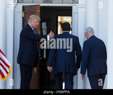 Bedminster, STATI UNITI D'AMERICA. Xix Nov, 2016. Stati Uniti presidente-eletto Donald Trump e vice presidente-eletto Mike Pence salutare Mitt Romney al clubhouse al Trump International Golf Club, Novembre 19, 2016 in Bedminster Township, New Jersey. Credito: MediaPunch Inc/Alamy Live News Foto Stock