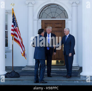 Bedminster, STATI UNITI D'AMERICA. Xix Nov, 2016. Stati Uniti presidente-eletto Donald Trump e vice presidente-eletto Mike Pence salutare Mitt Romney al clubhouse al Trump International Golf Club, Novembre 19, 2016 in Bedminster Township, New Jersey. Credito: MediaPunch Inc/Alamy Live News Foto Stock