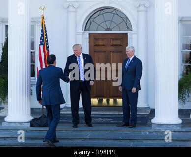 Bedminster, STATI UNITI D'AMERICA. Xix Nov, 2016. Stati Uniti presidente-eletto Donald Trump e vice presidente-eletto Mike Pence salutare Mitt Romney al clubhouse al Trump International Golf Club, Novembre 19, 2016 in Bedminster Township, New Jersey. Credito: MediaPunch Inc/Alamy Live News Foto Stock