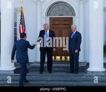 Bedminster, STATI UNITI D'AMERICA. Xix Nov, 2016. Stati Uniti presidente-eletto Donald Trump e vice presidente-eletto Mike Pence salutare Mitt Romney al clubhouse al Trump International Golf Club, Novembre 19, 2016 in Bedminster Township, New Jersey. Credito: MediaPunch Inc/Alamy Live News Foto Stock