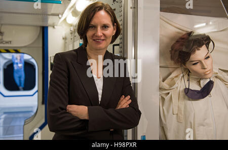 Bremen, Germania. Xviii Nov, 2016. Tina Buechner da Costa, un lavoratore del futuro la tecnologia aerospaziale dipartimento dell'Airbus Safran Launcher è presentandosi come un candidato ad essere il primo tedesco astronauta femmina all'interno di un mock-up (1:1) replica della ISS Columbus spazio laboratorio all'Airbus Difesa & Spazio facility a Bremen, Germania, 18 novembre 2016. Foto: INGO WAGNER/DPA/Alamy Live News Foto Stock