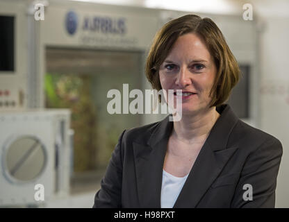 Bremen, Germania. Xviii Nov, 2016. Tina Buechner da Costa, un lavoratore del futuro la tecnologia aerospaziale dipartimento dell'Airbus Safran Launcher è presentandosi come un candidato ad essere il primo tedesco astronauta femmina all'interno di un mock-up (1:1) replica della ISS Columbus spazio laboratorio all'Airbus Difesa & Spazio facility a Bremen, Germania, 18 novembre 2016. Foto: INGO WAGNER/DPA/Alamy Live News Foto Stock