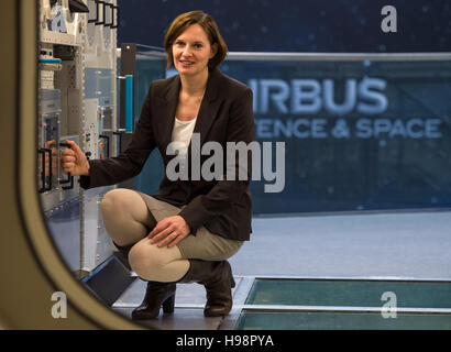 Bremen, Germania. Xviii Nov, 2016. Tina Buechner da Costa, un lavoratore del futuro la tecnologia aerospaziale dipartimento dell'Airbus Safran Launcher è presentandosi come un candidato ad essere il primo tedesco astronauta femmina all'interno di un mock-up (1:1) replica della ISS Columbus spazio laboratorio all'Airbus Difesa & Spazio facility a Bremen, Germania, 18 novembre 2016. Foto: INGO WAGNER/DPA/Alamy Live News Foto Stock