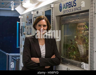 Bremen, Germania. Xviii Nov, 2016. Tina Buechner da Costa, un lavoratore del futuro la tecnologia aerospaziale dipartimento dell'Airbus Safran Launcher è presentandosi come un candidato ad essere il primo tedesco astronauta femmina all'interno di un mock-up (1:1) replica della ISS Columbus spazio laboratorio all'Airbus Difesa & Spazio facility a Bremen, Germania, 18 novembre 2016. Foto: INGO WAGNER/DPA/Alamy Live News Foto Stock