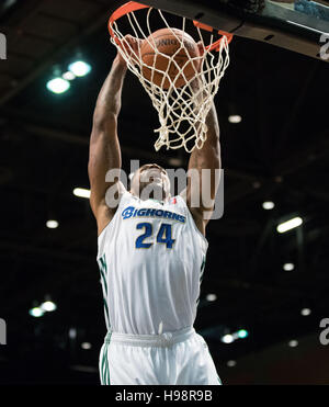 Reno, Nevada, Stati Uniti d'America. Xix Nov, 2016. Reno Bighorn avanti avuto tutte le Chane BEHANAN (24) schiacciate durante l'NBA D-League gioco di basket tra il Reno Bighorns e Oklahoma City blu al Reno eventi centro a Reno in Nevada. Credito: Jeff Mulvihill/ZUMA filo/Alamy Live News Foto Stock