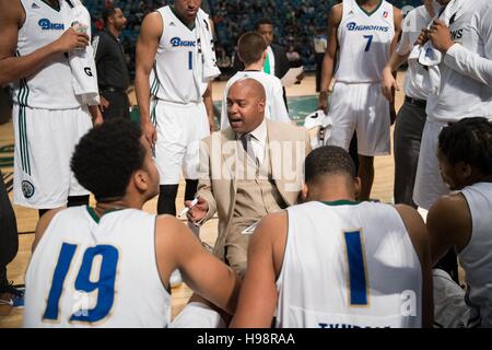 Reno, Nevada, Stati Uniti d'America. Xix Nov, 2016. Reno Bighorn Coach DARRICK MARTIN durante un timeout durante la NBA D-League gioco di basket tra il Reno Bighorns e Oklahoma City blu al Reno eventi centro a Reno in Nevada. Credito: Jeff Mulvihill/ZUMA filo/Alamy Live News Foto Stock