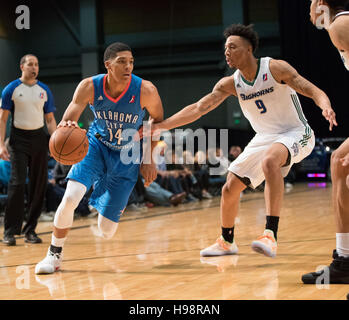 Reno, Nevada, Stati Uniti d'America. Xix Nov, 2016. Oklahoma City avanti blu KARRINGTON WARD (14) aziona contro Reno Bighorn Guard MALACHIA RICHARDSON (9) durante la NBA D-League gioco di basket tra il Reno Bighorns e Oklahoma City blu al Reno eventi centro a Reno in Nevada. Credito: Jeff Mulvihill/ZUMA filo/Alamy Live News Foto Stock