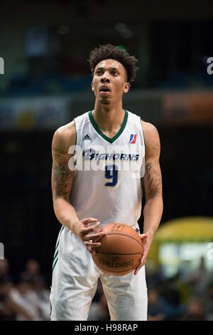 Reno, Nevada, Stati Uniti d'America. Xix Nov, 2016. Reno Bighorn Guard MALACHIA RICHARDSON (9) spara un libero-buttare durante l'NBA D-League gioco di basket tra il Reno Bighorns e Oklahoma City blu al Reno eventi centro a Reno in Nevada. Credito: Jeff Mulvihill/ZUMA filo/Alamy Live News Foto Stock